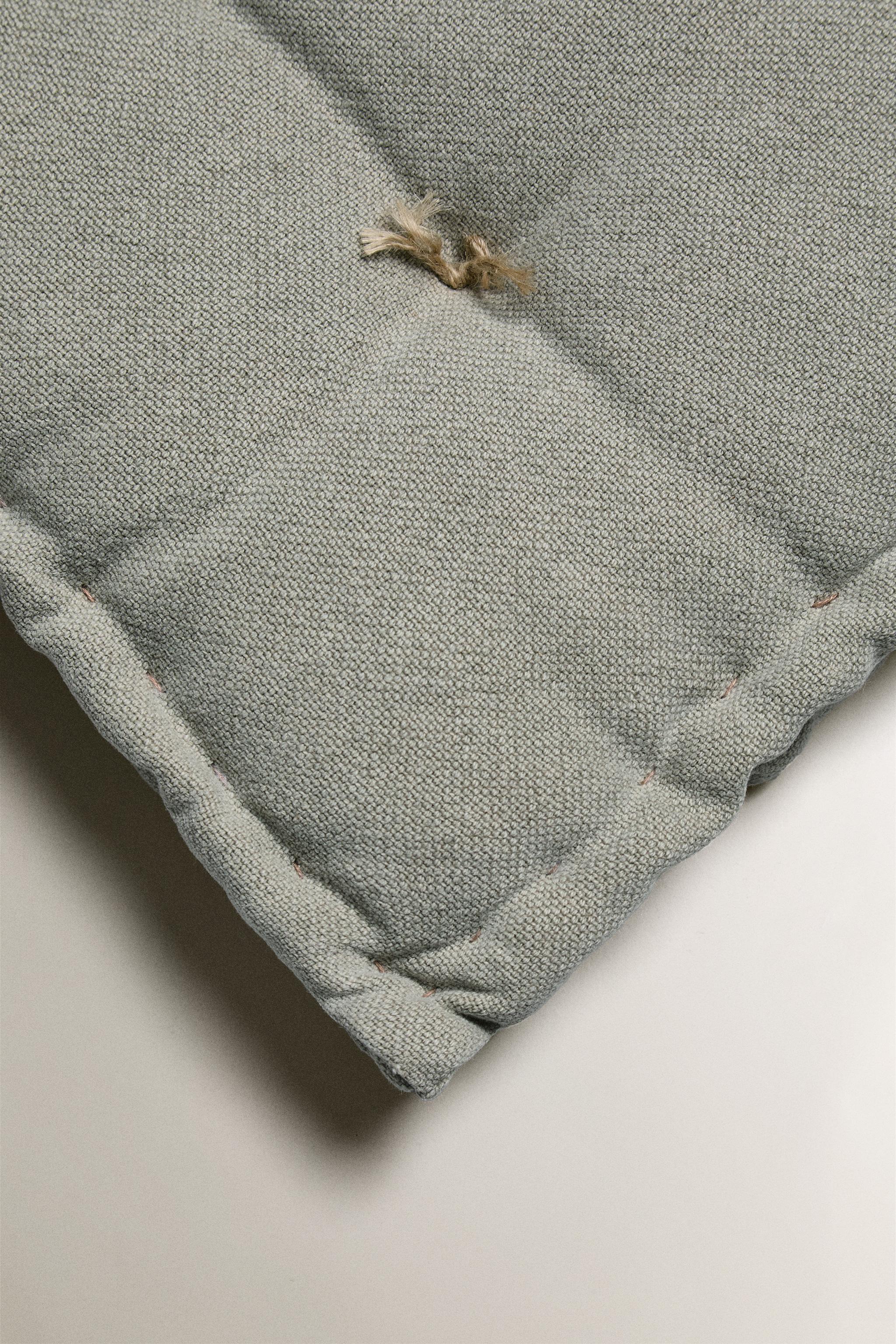 TOPSTITCHED SEAT CUSHION